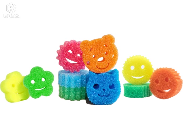 Temperature-sensitive cleaning sponge shapes