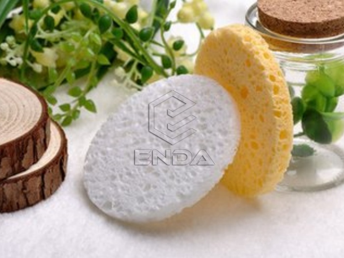 Which kind of sponge can be used to clean the face?