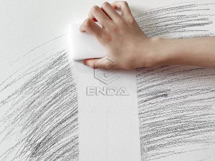 Como remover marcas de lápis e giz de cera nas paredes?