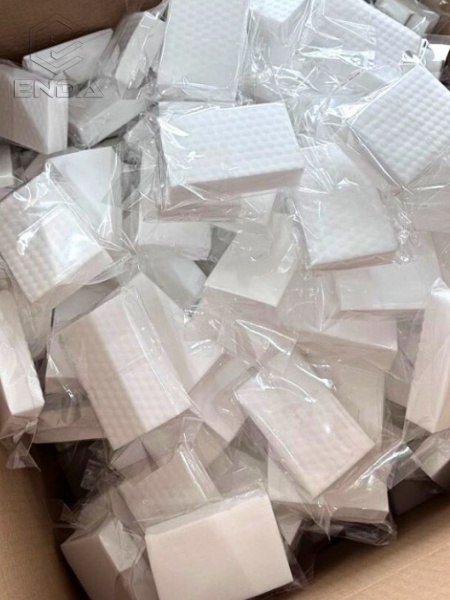 오만 고객은 Enda에서 8kg/m3 나노 멜라민 매직 스폰지 2500개를 주문했습니다.